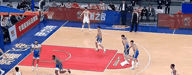 包含防守端出色表现，帮助球队保持领先的词条