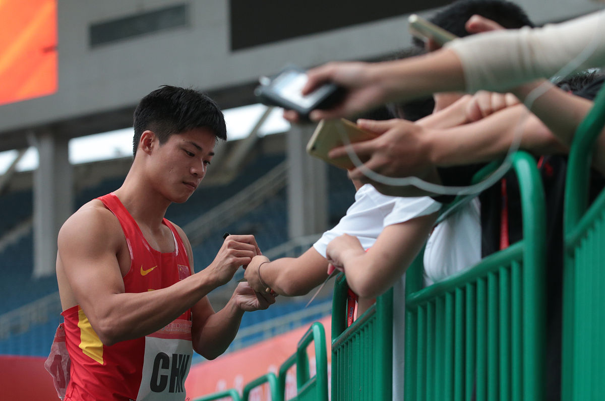 感人瞬间在比赛中发生，球员奋斗不懈的简单介绍