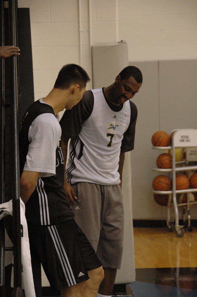 包含马刺完胜太阳，易建联带队取胜的词条