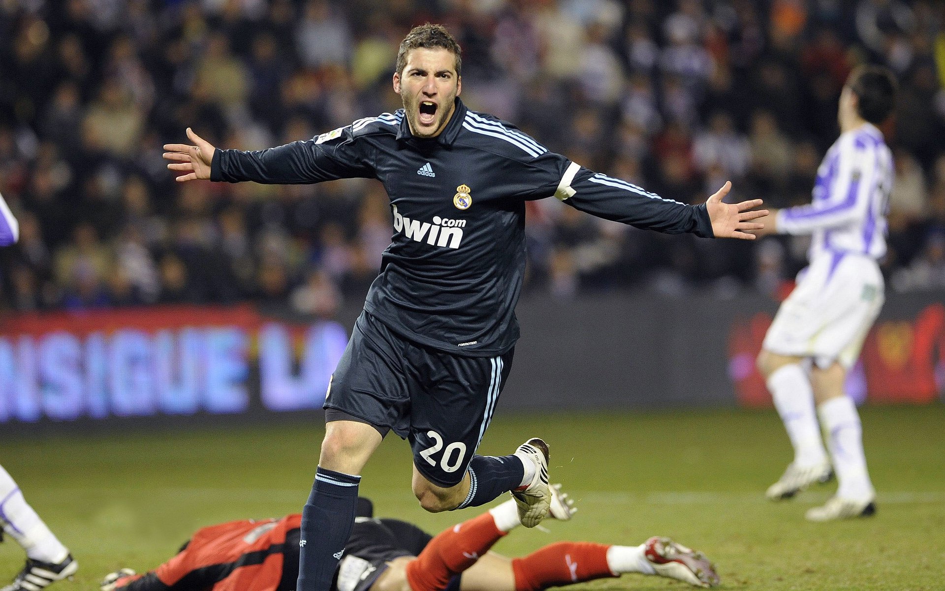 魔术碾压新疆队,保罗惊艳四座