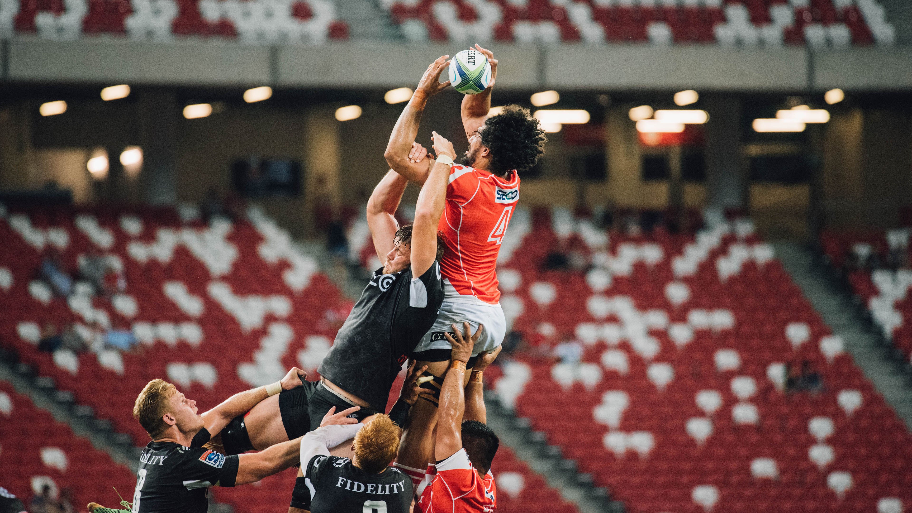 绿茵场上的横扫与羽球场上的纪录，体育之夏的双重奏